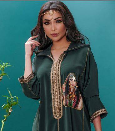 دنيا بطمة تنشر صورة لوالدتها المحجبة.. هل تشبهها؟