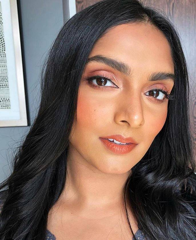 طبقت أحمر الشفاه حول عينيها... ستقومين بالمثل عندما تعرفين السبب