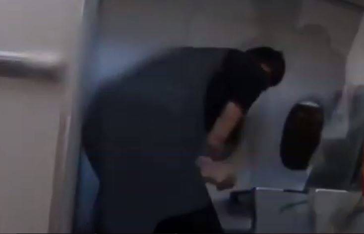 فيديو صادم - شاهدوا ماذا حصل بعدما حاول راكب فتح باب الطائرة