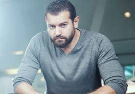 عمرو يوسف يشعل مواقع التواصل بصورته مع شقيقه الوسيم.. ويكشف هذا السر عنه