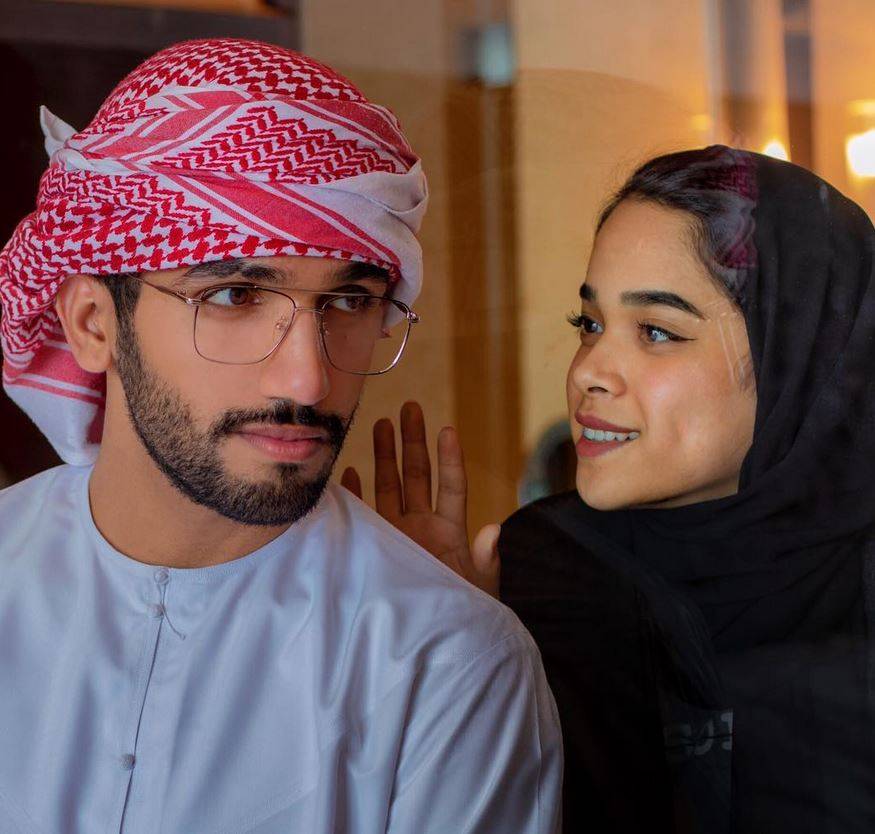 بالفيديو – مشاعل الشحي تحرج زوجها بعدما حاول تقبيلها في مكان عام... شاهدوا ردّ فعلها