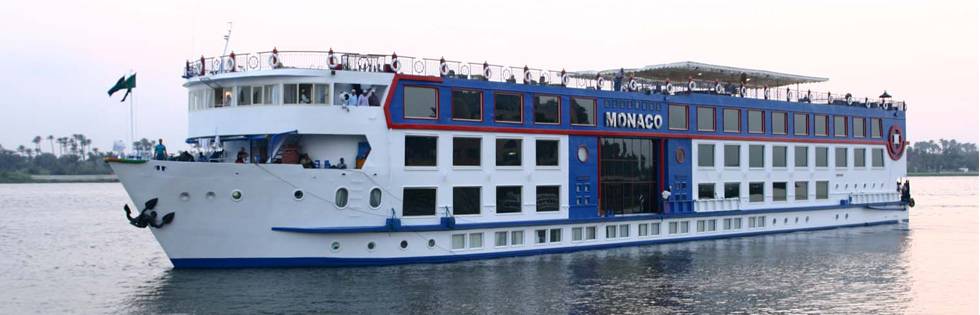 منتج سينمائي شهير يتحرش بسيدة على السحور في باخرة نيلية.. والنيابة تحقق