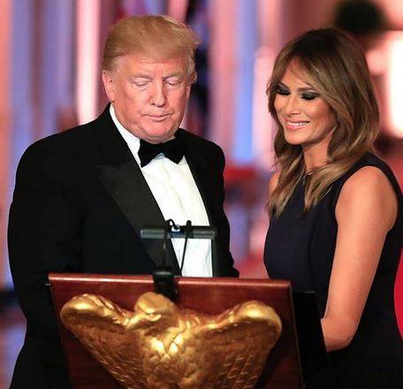 بالصور - ميلانيا ترامب بفستان مطبع بالرسوم.. وثمنه خيالي