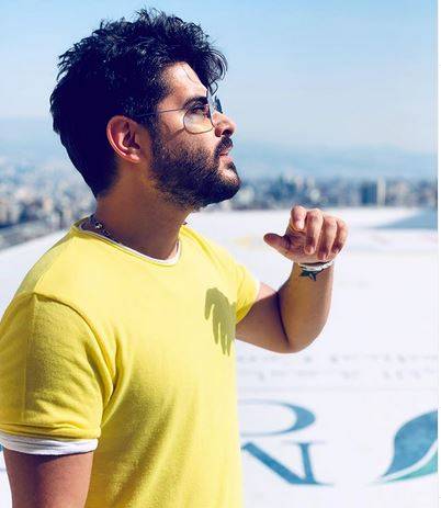 بالصور - شقيق ناصيف زيتون يخطف الانظار بوسامته.. هل يشبهه؟