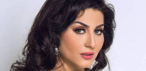 بالفيديو - موقف مؤثر لوفاء عامر مع شاب وأمه في العمرة
