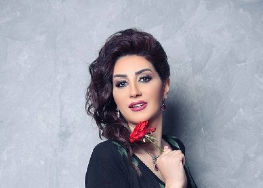 بالفيديو - وفاء عامر تصدم الجميع بما قامت به على الطائرة قبل الإفطار!