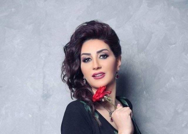 بالفيديو - وفاء عامر تصدم الجميع بما قامت به على الطائرة قبل الإفطار!