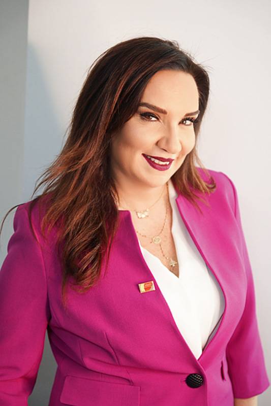 رلى المراد:
أفتخر بكوني أوّل امرأة تنشئ حزباً سياسيّاً لم ترثه من أحد، ولم أدخل السياسة من باب الوراثة