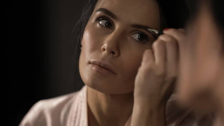 هذه هي الوصفة التي تمنحك حواجب ورموش كثيفة في أسبوعين