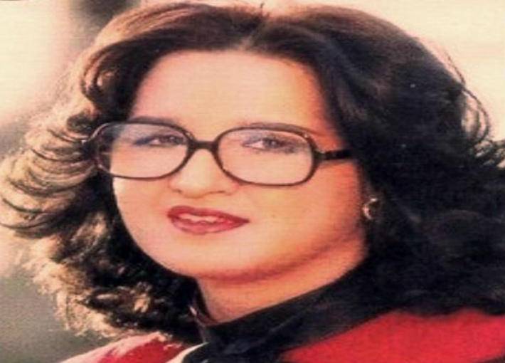 بالفيديو – بعد غياب لـ35 عاماً... عزيزة جلال تفاجئ الجميع بظهورها على الشاشة وغنائها