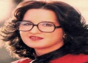 بالفيديو – بعد غياب لـ35 عاماً... عزيزة جلال تفاجئ الجميع بظهورها على الشاشة وغنائها