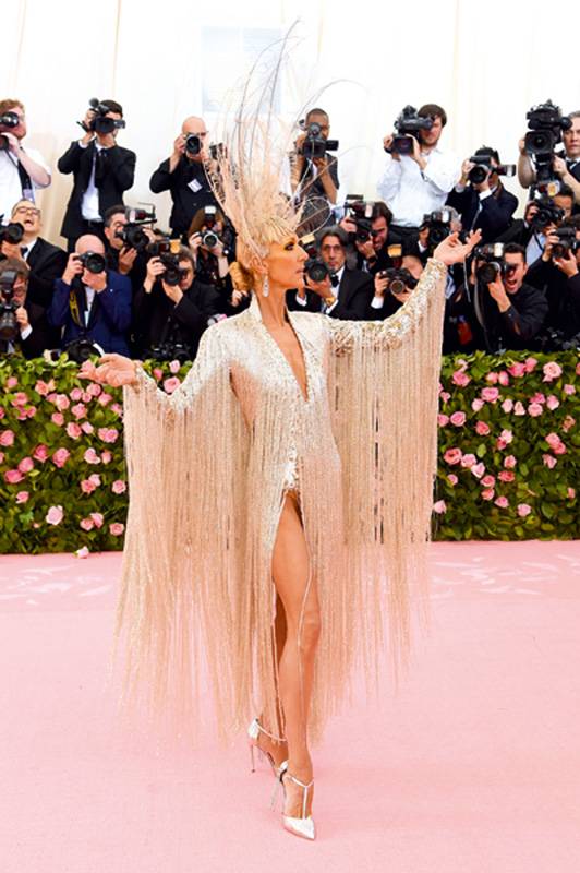 سيلين ديون بإطلالة إستعراضية من OSCAR DE LARENTA