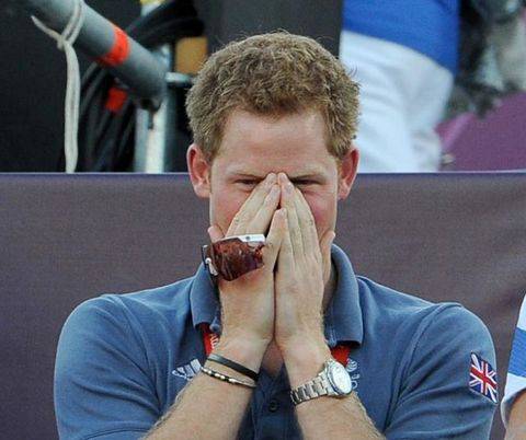 للمرة الاولى.. الكشف عن قصة السوار الذي يرتديه الأمير هاري منذ وفاة والدته