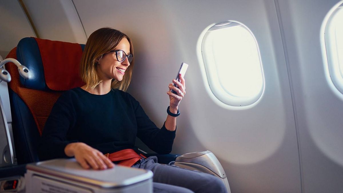 6 خطوات للعناية بالبشرة على متن الطائرة في إجازة العيد