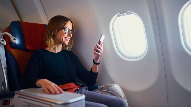 6 خطوات للعناية بالبشرة على متن الطائرة في إجازة العيد