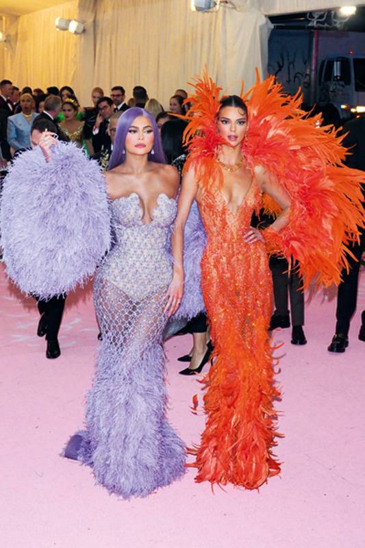 كيندال وكايلي جينر خطفتا الأنظار بفستانين بنفجسي وبرتقالي من VERSACE