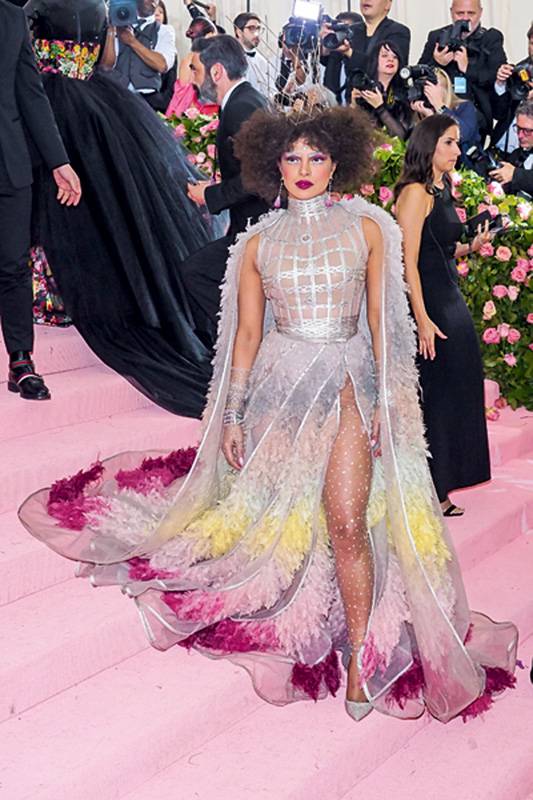 بريانكا شوبرا فاجأت الجميع بإطلالة مختلفة بتوقيع DIOR ومجوهرات من CHOPARD