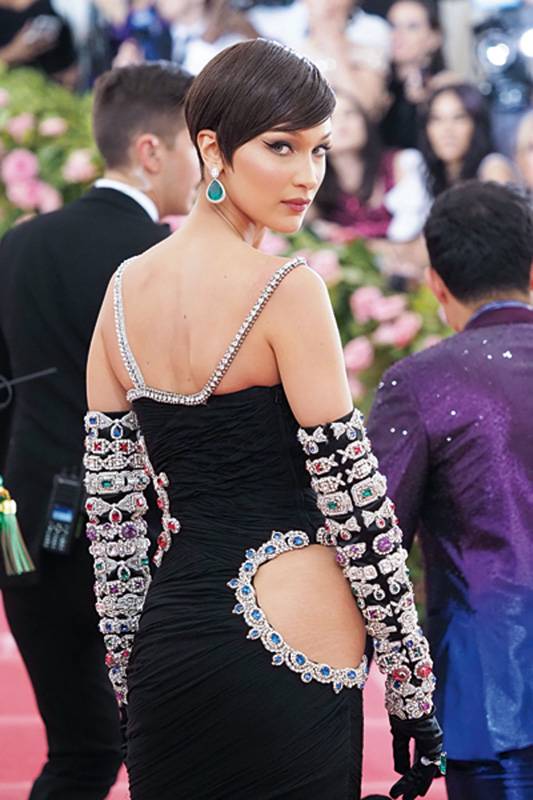 بيلا حديد إنتقت إطلالة فينتيج بالشعر القصير من MOSCHINO