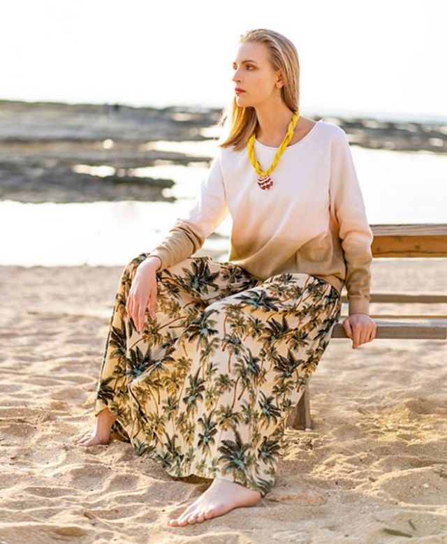 توب وتنورة من My Sunday Morning عقد من Maliparmi