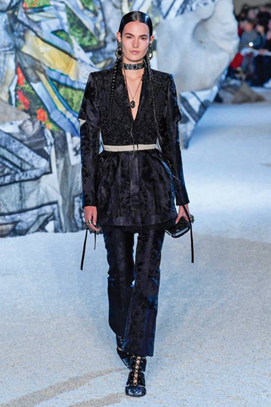 2019
لا غنى عن البذلات هذا الصيف!