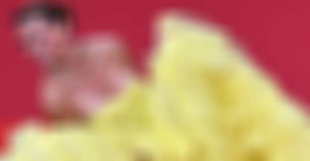 بالصور - فستان نجمة عالمية ينزلق عن صدرها في موقف محرج جداً