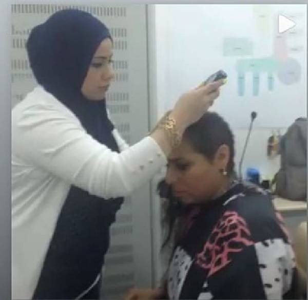 بالفيديو – ممثلة خليجية تحلق شعرها على طريقة الرجال... إليكم السبب المؤثر