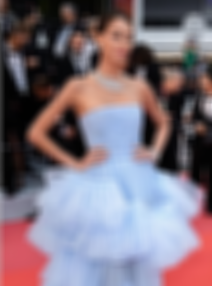 بالصورة – ممثلة تركية تتزيّن بثروة من المجوهرات في كان... ثمنها صادم فعلاً