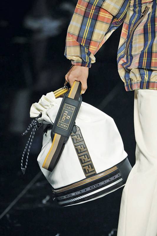 صيحات حقائب الصيف:
أحجام مختلفة وأقمشة وقصّات غريبة