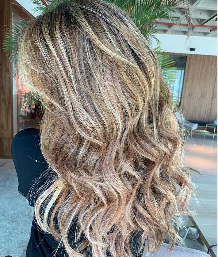 بالصورة - فنانة عربية تصدم الجميع بتغير شكلها التام... هل تحولت إلى ميريام فارس؟