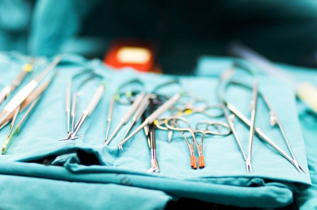 تشوه وجه ممثلة شابة بسبب عملية تجميل وردّ فعلها صادم... 