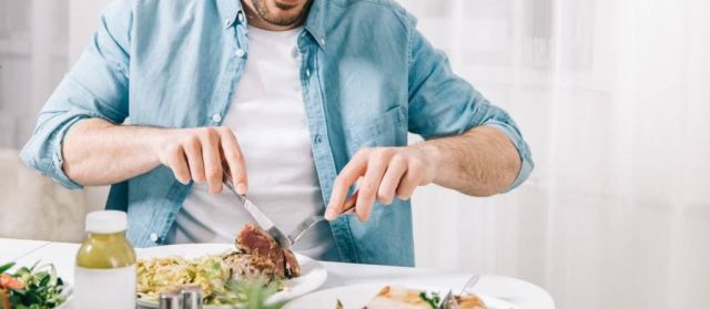 بالفيديو – فنان مصري يكشف حرمان زوجته الفنانة له من أكل اللحوم... وهذه التفاصيل