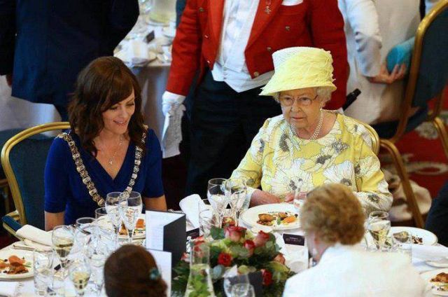 إليكم أغرب عادات العائلة الملكية البريطانية في تناول الطعام... الممنوع والمسموع