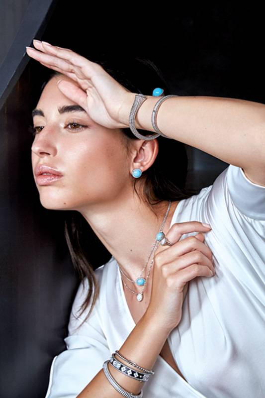 أقراط أذن بيرليه كولور،  ذهب أبيض وفيروز قلادة بيرليه كولور، ذهب أبيض وفيروز قلادة بيرليه دايموندز،  ذهب أبيض، ماس  اليد اليمنى: سوار بيرليه كولور، ذهب أبيض،  فيروز وماس سوار بيرليه دايموندز،  ذهب أبيض، ماس  اليد اليسرى:  خاتم بيرليه كولور بين الأصابع،  ذهب أبيض، فيروز وماس سوار بيرليه بيرل دور، ذهب أبيض سوار بيرليه كلوفرز، ذهب أبيض،  ماس سوار بيرليه دايموندز،  ذهب أبيض، ماس