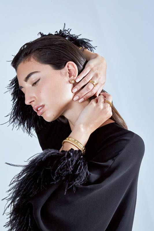 أقراط بيرليه دايموندز، ذهب وردي وماس سوار بيرليه كلوفرز، ذهب أصفر، ماس سوار بيرليه دايموندز، ذهب أصفر وماس خاتم بيرليه بيرل دور، ذهب أصفر سوار بيرليه سيغنتشر، ذهب أصفر