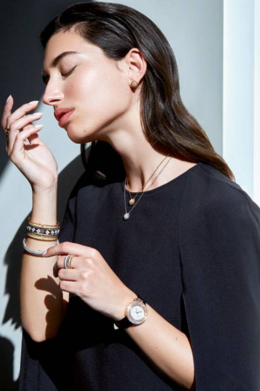 أقراط بيرليه دايموندز، ذهب وردي وماس قلادة برليه دياموند، ذهب أصفر، ماس قلادة برليه دياموند، ذهب أبيض, ماس  اليد اليسرى: ساعة تشارمز، ذهب وردي, ماس خاتم بيرليه دايمندز، ذهب وردي وماس خاتم بيرليه بيرل دور، ذهب وأبيض  اليد اليمنى: خاتم بيرليه كلوفرز، ذهب وردي وماس سوار بيرليه دايموندز، ذهب وردي وماس سوار بيرليه كلوفرز، ذهب أبيض، ماس سوار بيرليه دايموندز، ذهب أصفر وماس سوار بيرليه بيرل دور، ذهب أبيض