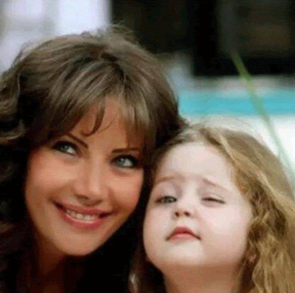 بالصورة – شاهدوا كيف أصبحت إبنة سلافة معمار وسيف الدين سبيعي شابة جميلة وكيف جمعتهما
