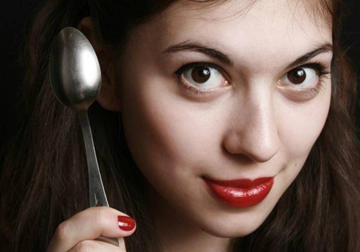 طريقة تدليك بالملعقة تزيل الانتفاخ والهالات من تحت عينيك في رمضان... جربيها