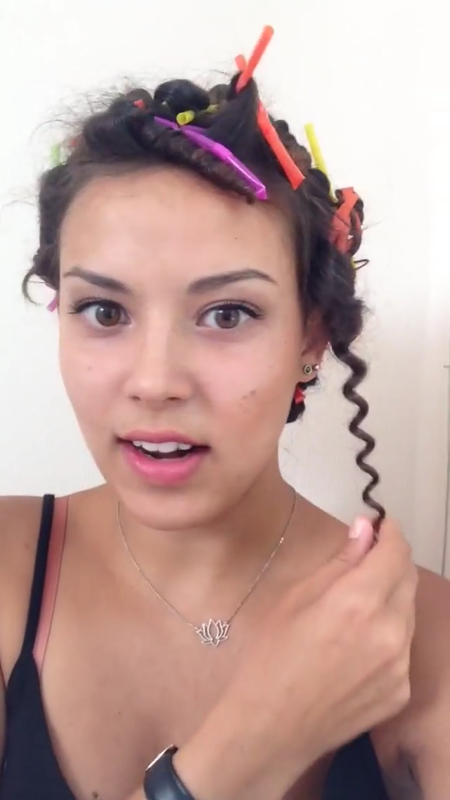 هكذا تحصلين على أجمل تسريحة باستخدام قشة العصير... سهل جداً