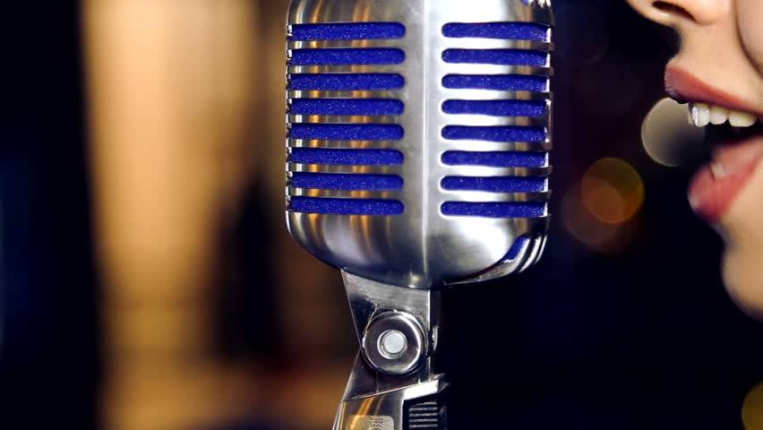 مغنية شهيرة مهددة بالعمى التام بسبب ضغط العمل... لهذا السبب تحدّت الأطباء