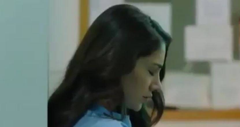 بالفيديو - ممثلة عربية شهيرة تصدم الجميع بحلق شعرها... شاهدوا كيف بدت من دونه