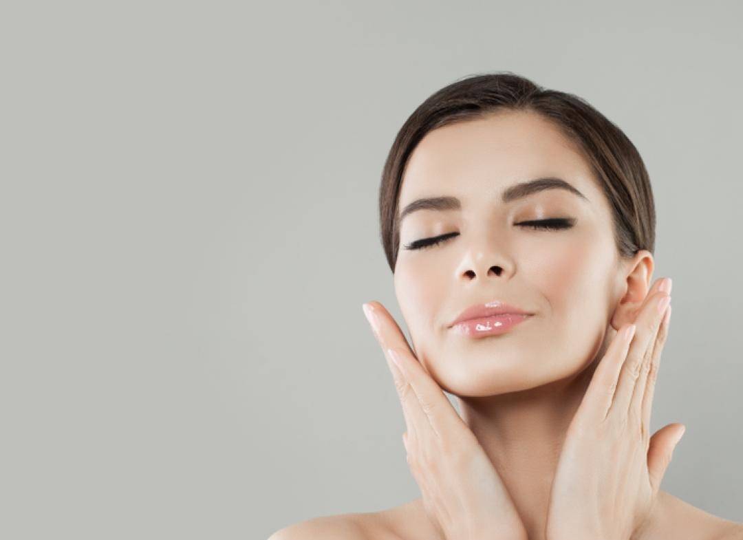 بـ 3 مكوّنات تحصلين عليها بسهولة تصبح بشرتك أفتح بدرجتين