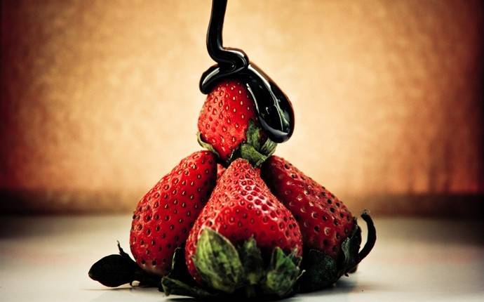 بالفريز والشوكولا تحصلين على بشرة الأطفال... جرّبي الوصفة العجيبة