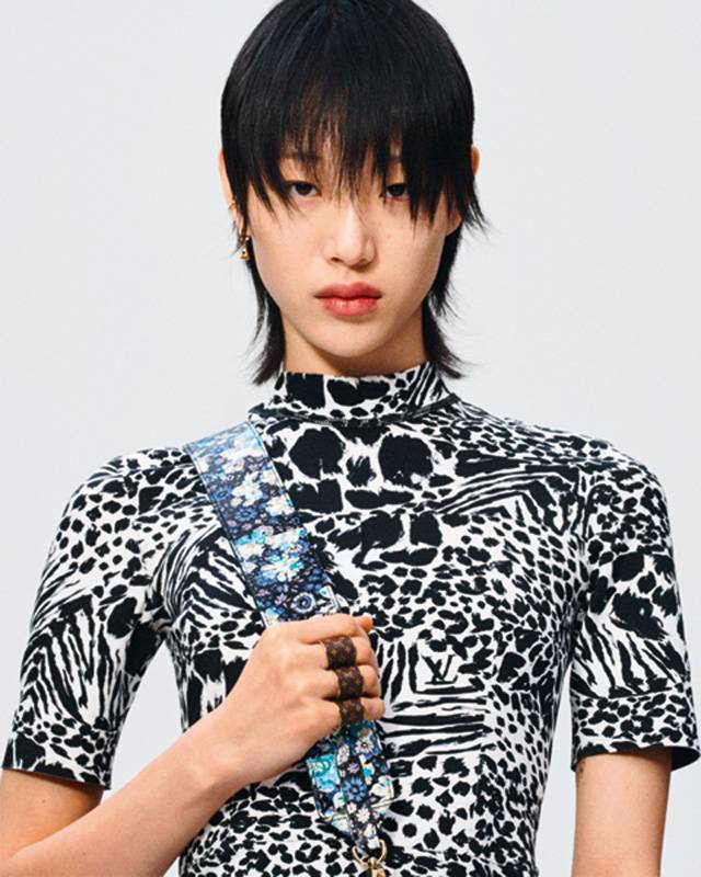 أقراط ذهبية وخواتم من الجلد المطبع بشعار الدار.  حزام جلدي مطبع بالأزهار.