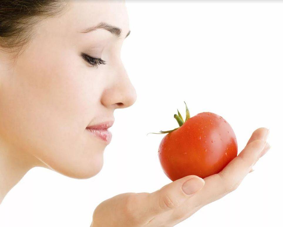 هل فكرتِ باستخدام قشر الطماطم للحصول على بشرة نقية؟ إليك الطريقة