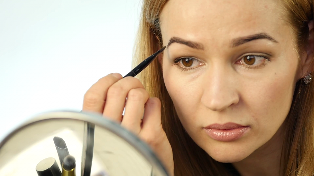 هذه أفضل حيلة لتعبئة وتطويل الحواجب الخفيفة والقصيرة