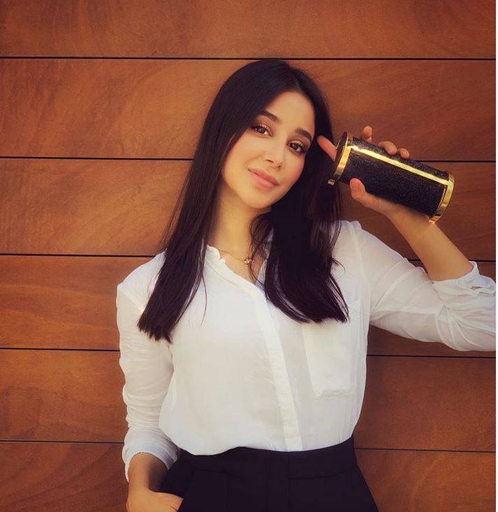 بالصورة –ماذا ارتدت أسيل عمران في إجازتها وأشعلت المواقع؟ وما رد فعل شقيقتها لجين؟