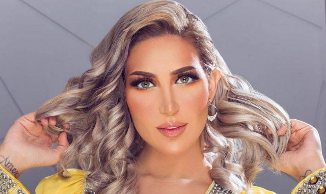 بالفيديو – الدكتورة خلود تذهل الجميع بظهورها من دون مكياج... وهذا ما كشفته عن شكل توأمها