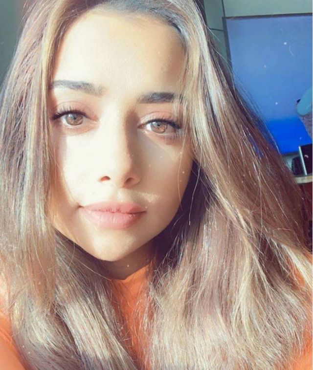 طفل بلقيس يتدخل أثناء تسجيلها هذا الفيديو... ما فعله أشعل المواقع