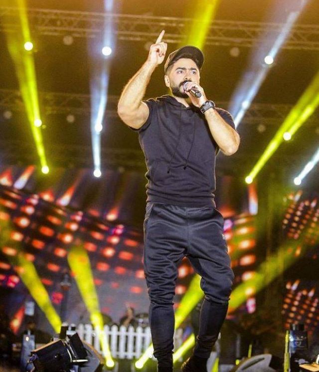 بالفيديو – تامر حسني يشعل المواقع بقبلته لهذه الفتاة... شاهدوا ردة فعلها الهستيرية