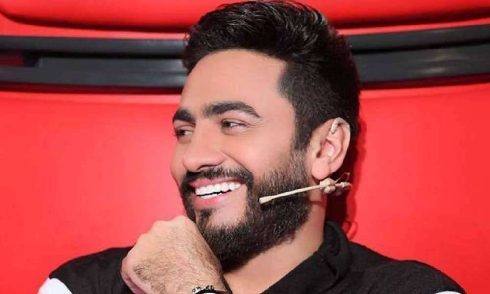 بالفيديو - تامر حسني يجتمع بفريقه من 